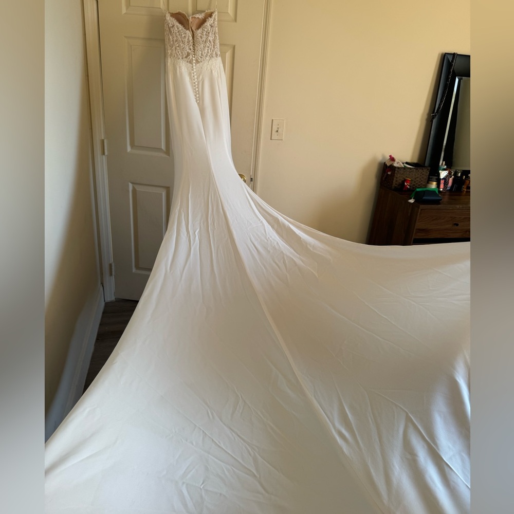 STUNNING Pronovias Wedding Dress Size 4 with alterations - Picture 12 of 14